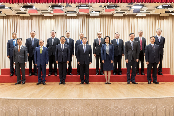 这些专家成为上海这个委员会的新一届委员,龚正市长颁发聘书
